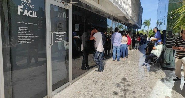 Campechanos acuden a pagar tenencia y reemplacamiento