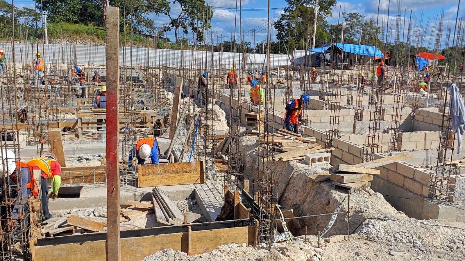 Casi 100 obreros desempleados y en incertidumbre por suspensión de obra federal en Campeche