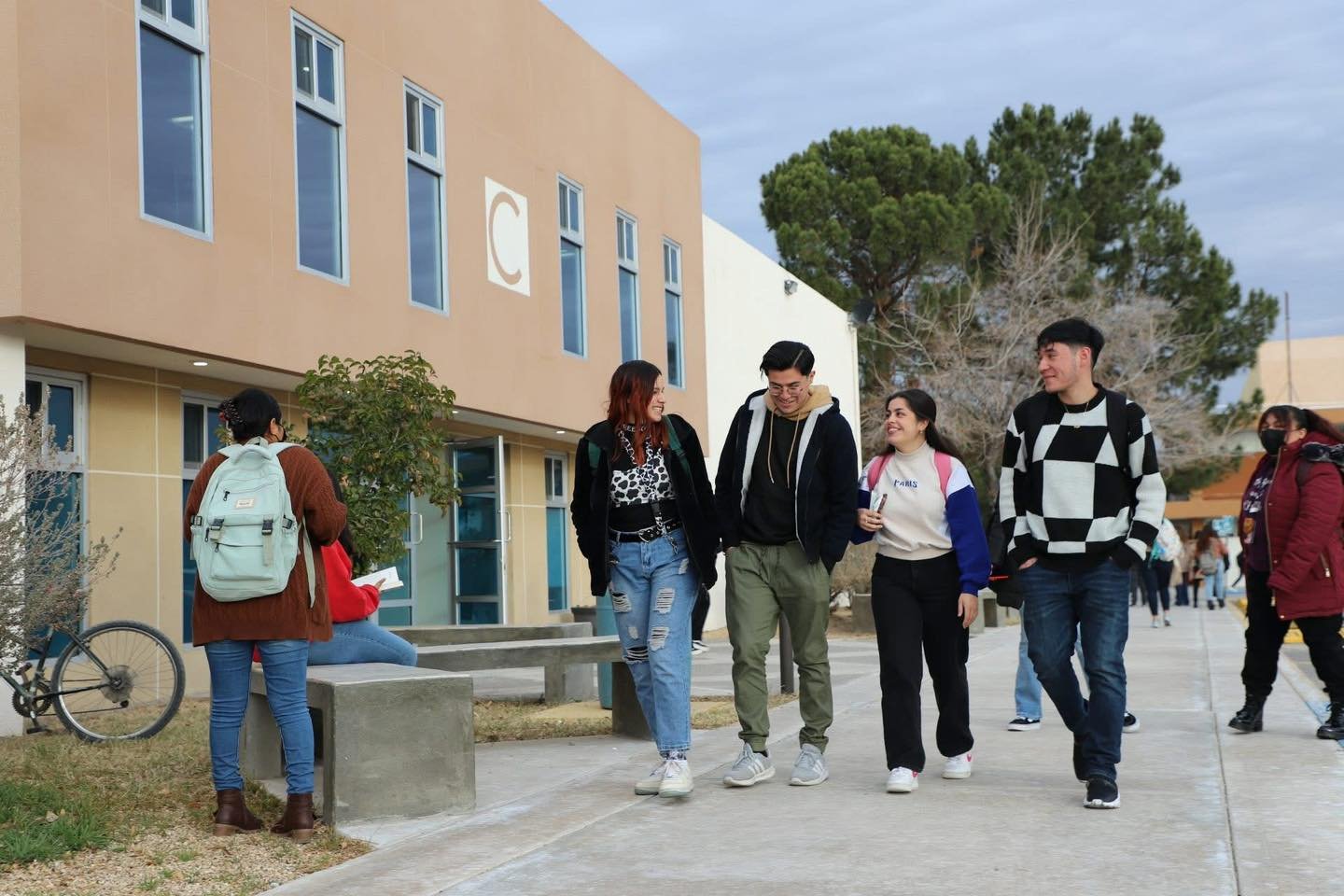 Campeche elimina examen de admisión en bachillerato; UACAM lo mantiene