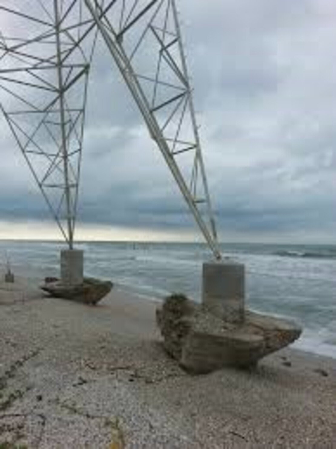 Alertan abandono de torres eléctricas ante avance del mar en Carmen