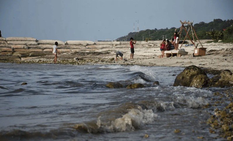 Reportan presencia de crudo en playas de Carmen y Champotón
