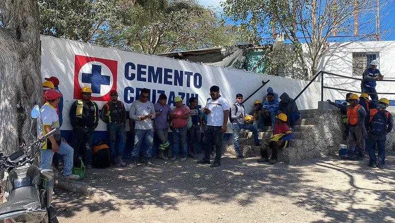 Trabajadores paran obras de la cementera Cruz Azul en Seybaplaya por falta de pagos