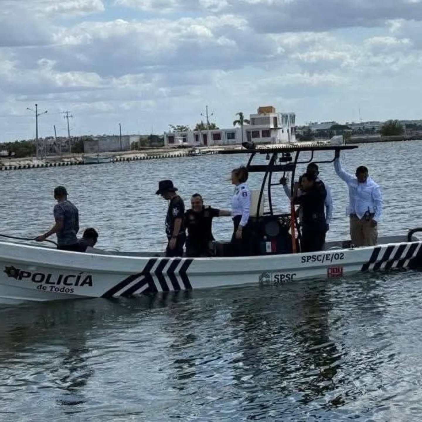 Rescatan con vida a cuatro personas extraviadas en zona de manglares de Campeche