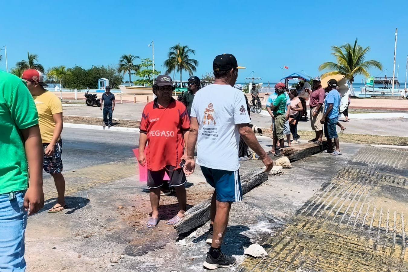 Pescadores endurecen protestas en Campeche; bloquean Costera por retraso en acuerdos