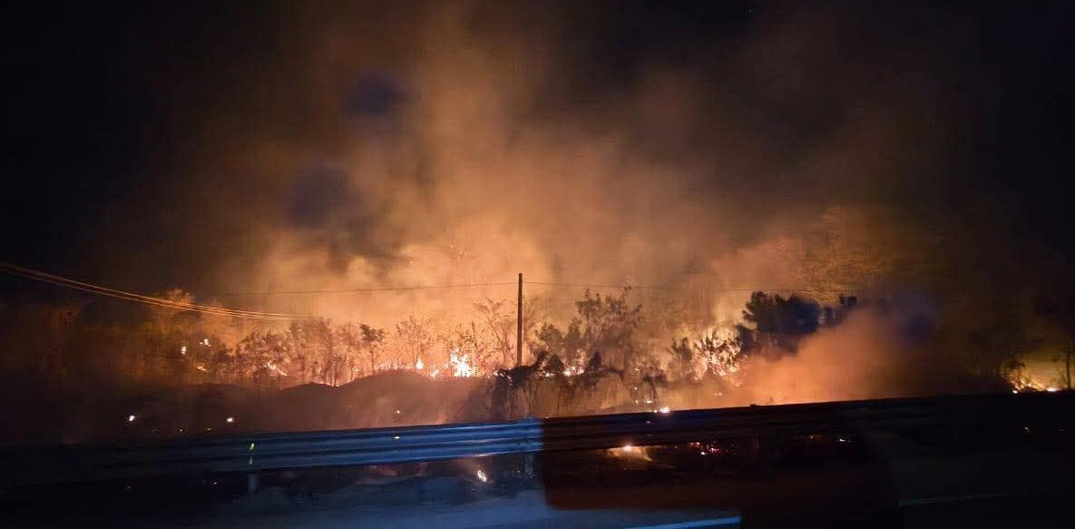 Sofocan incendio en carretera federal 180 a la altura de Seybaplaya