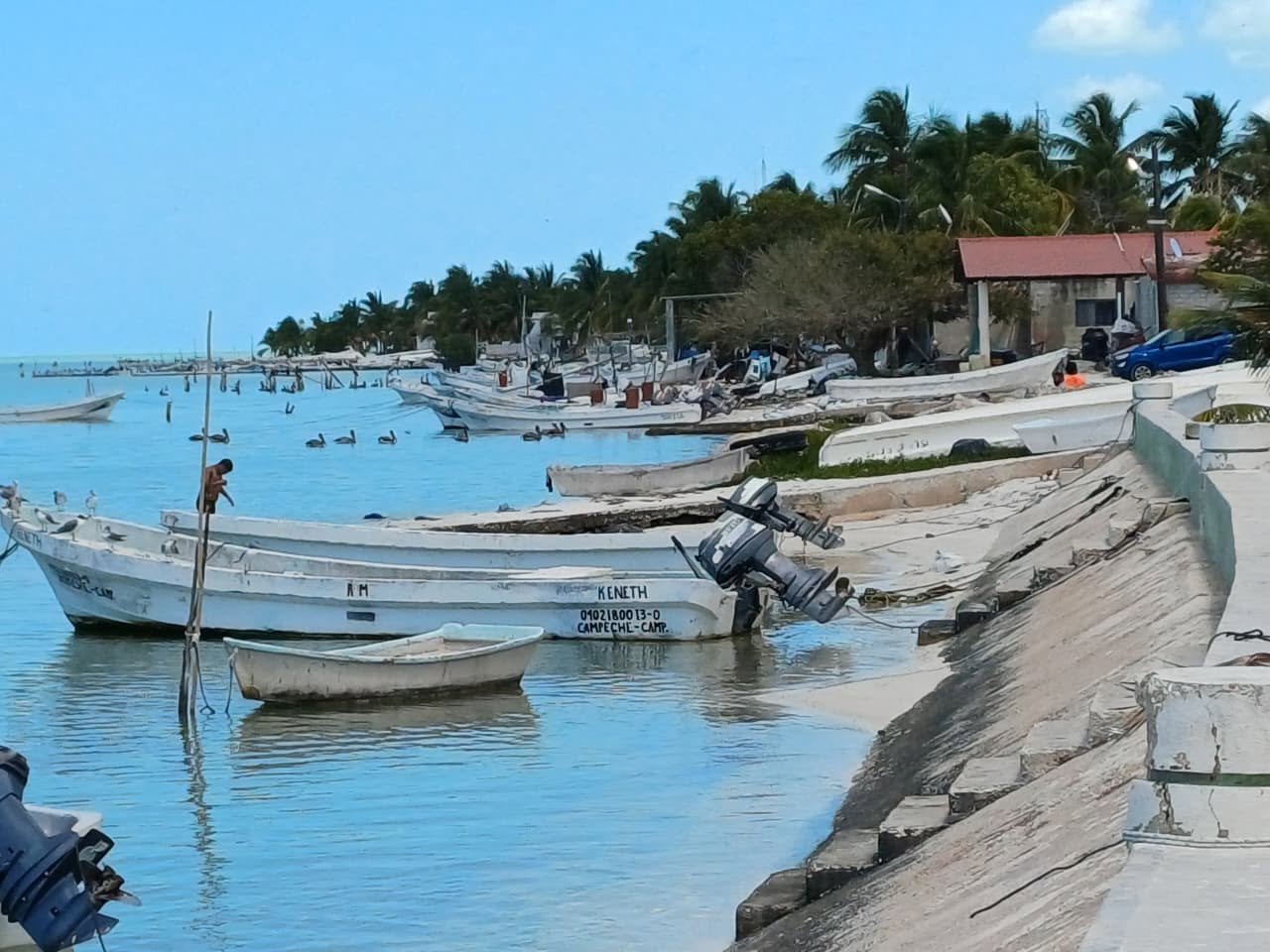 Pescadores salen al mar pese a alertas por mal tiempo en Ciudad del Carmen