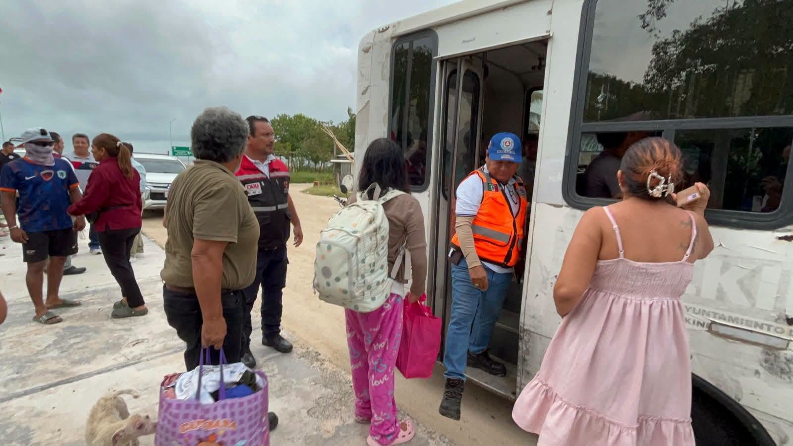 Evacúan a 39 personas en Calkiní ante posible impacto de “Isaías”